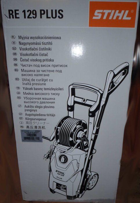 Kartong till en Stihl RE 129 PLUS högtryckstvätt med bilden och specifikationer på flera språk.