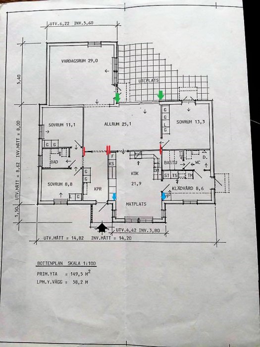 Ritad planlösning av enplanshus med markerade väggar i rött som ska rivas och blå och gröna pilar indikerande balkar.