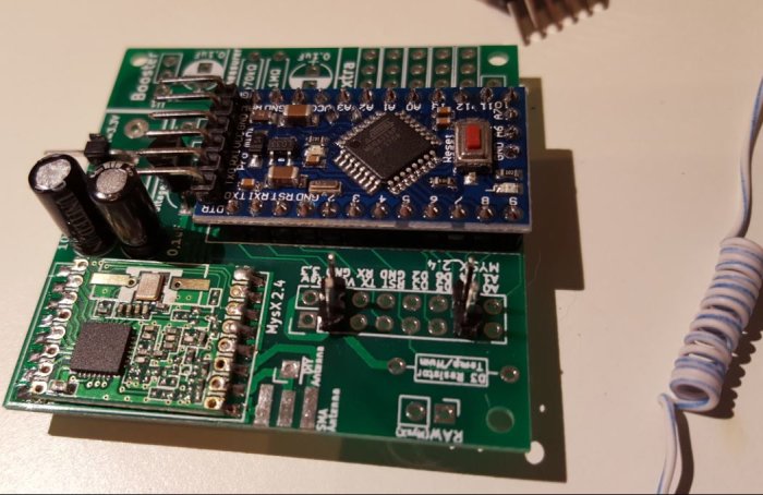 Optimerat kretskort från EasyPCB-serien för MySensors-projekt, kopplat till en kabel, visar uppgraderingar för RFM69.