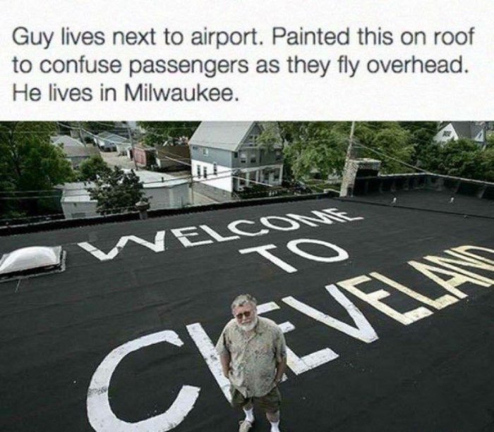 Man står på tak som är målat med texten "WELCOME TO CLEVELAND" i förarsätelse till en flygplats.