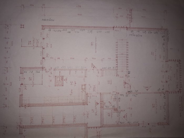 Arkitektritning av en våningsplan med markerade dörröppningar och föreslagen öppning i rött.