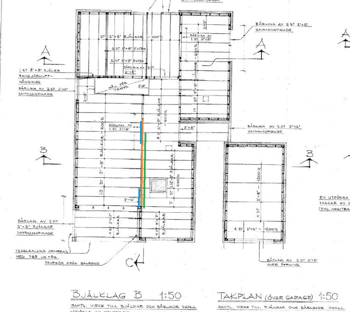 Arkitektritning av ett hus bjälklag med markerad planerad väggöppning i rött och befintliga dörröppningar i blått.