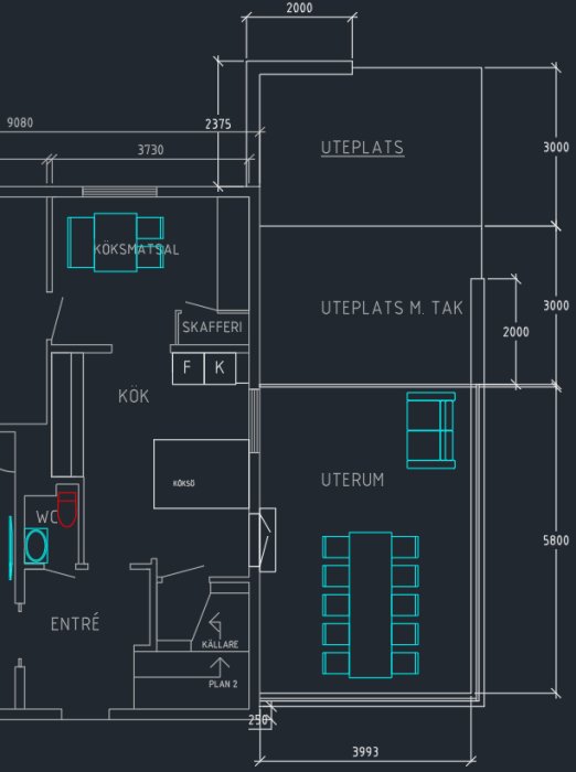 Utkast till en bostadsplan med mått, inklusive kök, skafferi, inglasat uterum, och uteplatser.