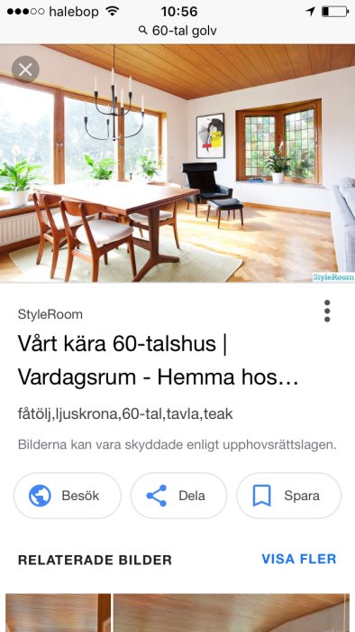 Vardagsrum i 60-talsstil med träbord, designstolar och taklampa, stora fönster och teakpanel.