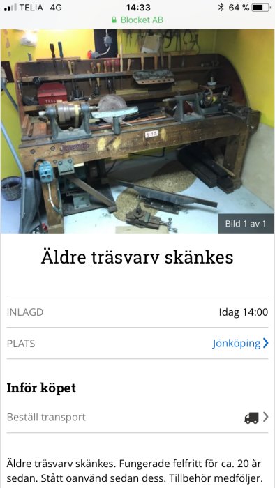 Äldre träsvärv med tillbehör, verktyg, och träspån på arbetsbänken mot en gul vägg.