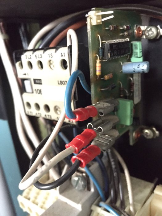 Interiör av Albin Villacombi med fokus på trasigt kretskort till höger, omgivet av kablar och komponenter.