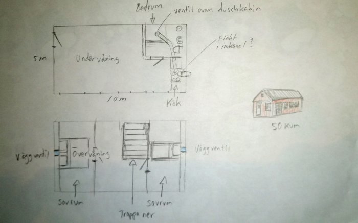 Handritade skisser av husplaner, inkluderar mått och placering av ventilation i ett byggprojekt.