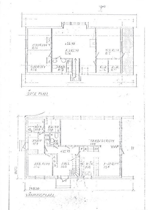 Arkitektonisk ritning av en 1½-plansvilla med benämnda rum och mått, inklusive loft och allrum.