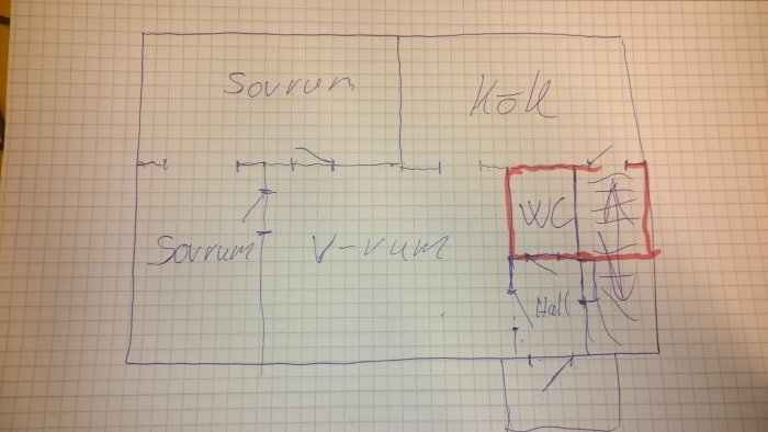 Handritad skiss av husplan med markerat område för nytt badrum, rum och korridorer angivna