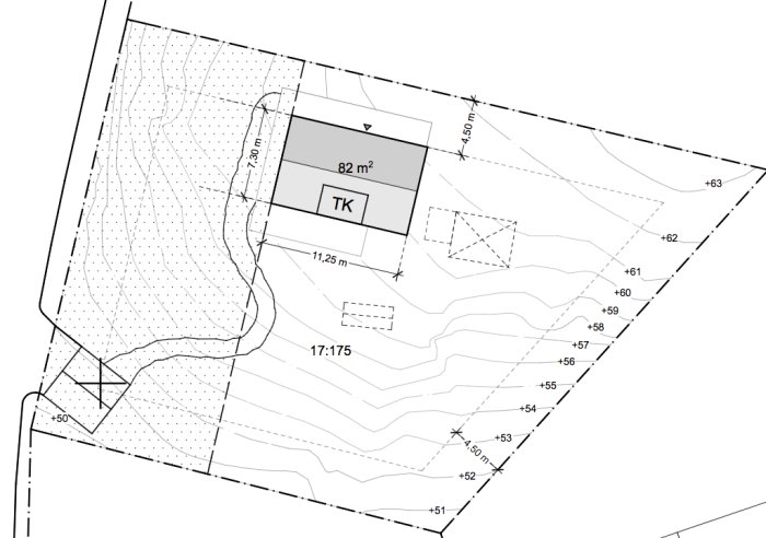 Situationsplan som visar en sluttande tomt med höjdkurvor, planerat hus och parkeringsplats.