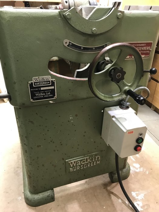 Vintage Wadkin Bursgreen AGS 12 bordssåg med avmonterade bord och en ABB strömbrytare.