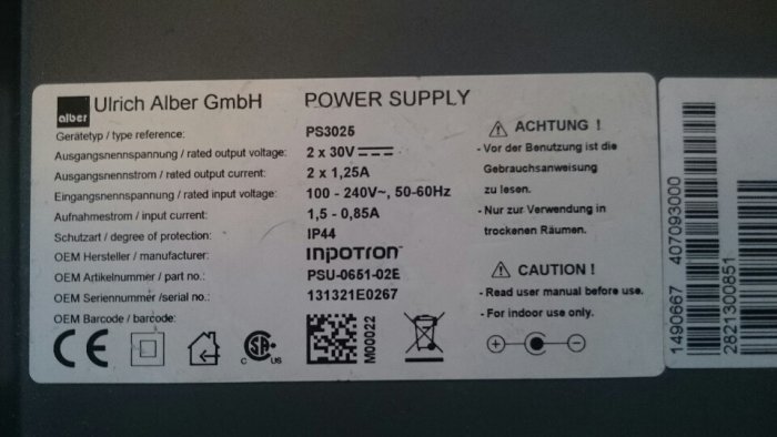 Etikett på en Ulrich Alber GmbH power supply med tekniska specifikationer och säkerhetsinstruktioner, saknar FI-märke.
