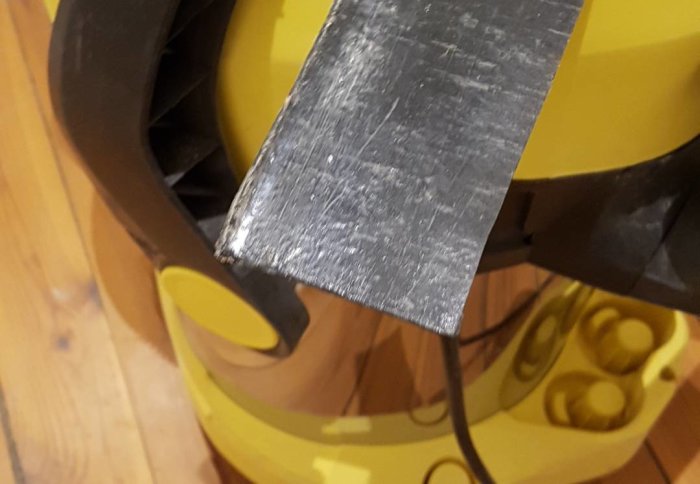 Närbild på en hörna av en våtrumsmatta med fokus på ytan, som verkar slät utan synliga fibrer.