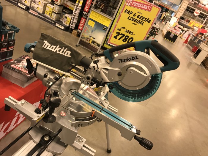 Makita geringssåg och kap presenteras i en butik med prisskylt och varumärkets tygpåse.