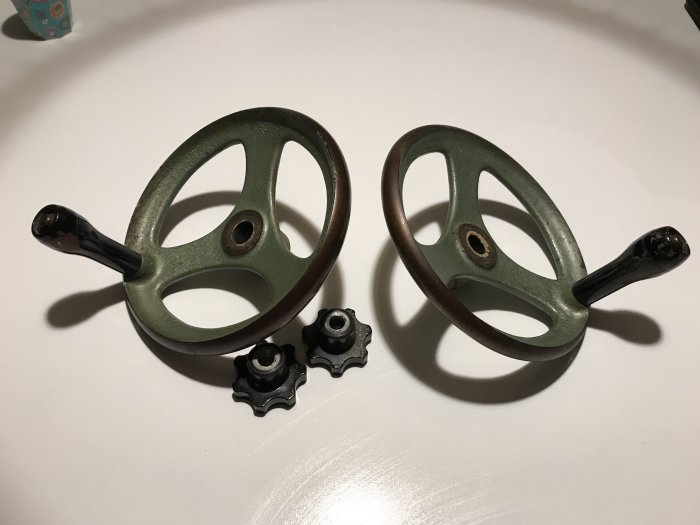 Nyslipade och målade gjutjärnsvevhjul på 20cm, ena grönt och andra svart med polerade detaljer.