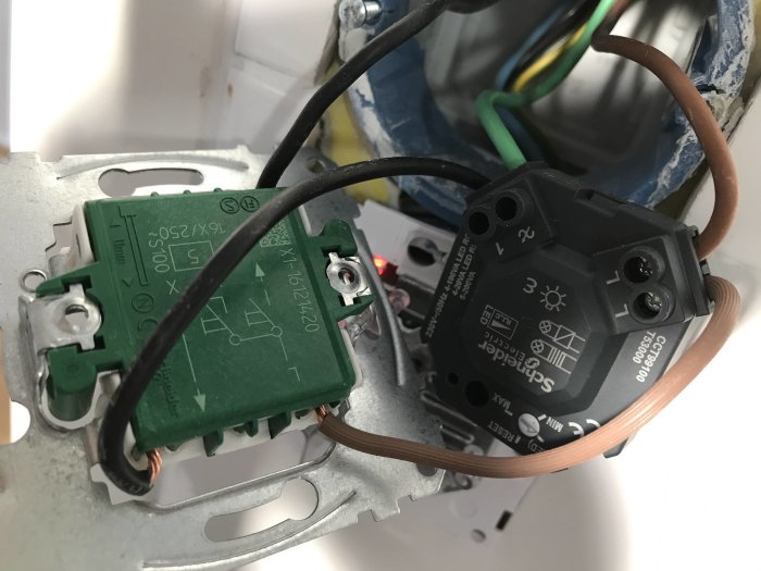 Drivdon för LED-spotlights med kopplade kablar och etiketter synliga, monterade i takdosa.