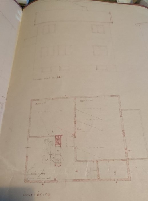 Gammal arkitektritning från 1939 som visar en planskiss och en fasad av ett hus, med möjliga bärande delar utmärkta.