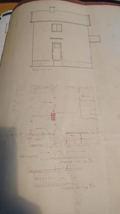 Handritade arkitektoniska ritningar av ett hus från 1939, inklusive planritning och fasadvy.