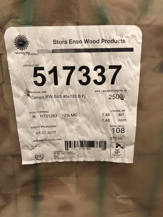 Etikett från Stora Enso Wood Products för fingerskarvade reglar med dimension och certifieringsinfo.