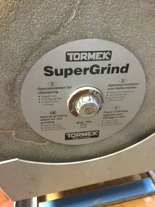 Tormek SuperGrind våtslipsten monterad på en maskin, text både på svenska och andra språk, 'Made in Sweden'.