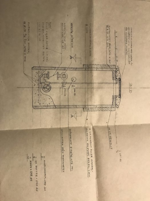 Handritad teknisk ritning av en brunn med mått och pumpdetaljer som referens för byte och kostnadsuppskattning.