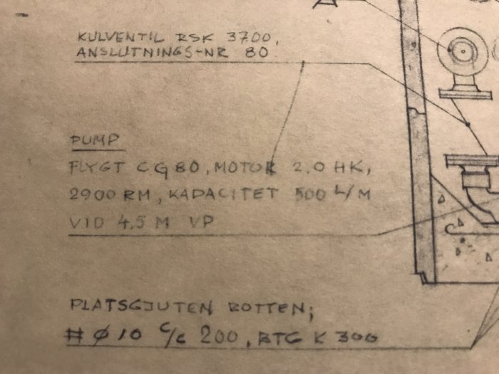 Äldre handritad teknisk skiss av en pump, modell Flygt C9 80 med specifikationer för kapacitet och motorstyrka.