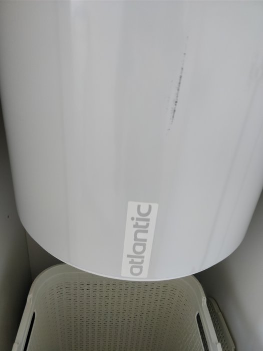 Värmepanna med märket Atlantic, med synlig temperaturregulator som inte fungerar korrekt.