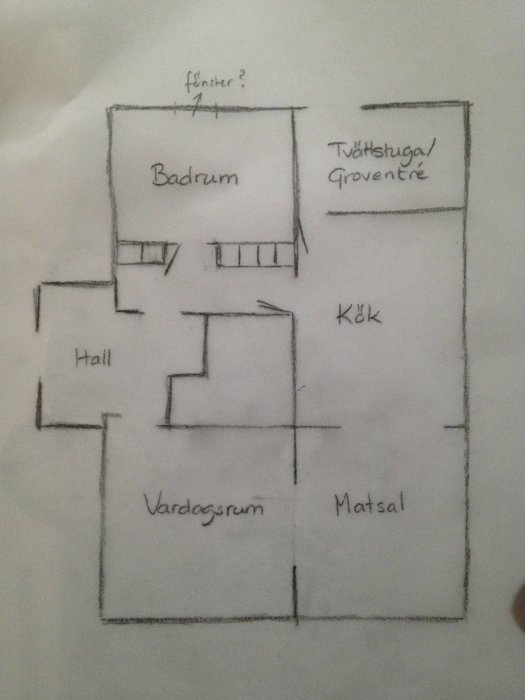 Handritad skiss av en husplan med markerade rum som badrum, tvättstuga/groventré, kök, vardagsrum och matsal.