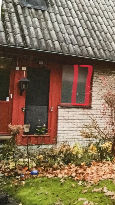 Husfasad med tegel och träpanel och en handritad kontur av önskat fönster.