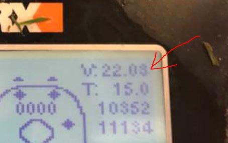 Display på en laddningsenhet som visar en spänning på 22.00V och en temperatur på 15.0 °C.