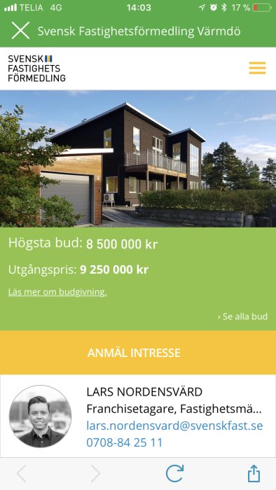 Modernt svart och trähus till salu visas på fastighetsförmedlingssida, med prisinformation.