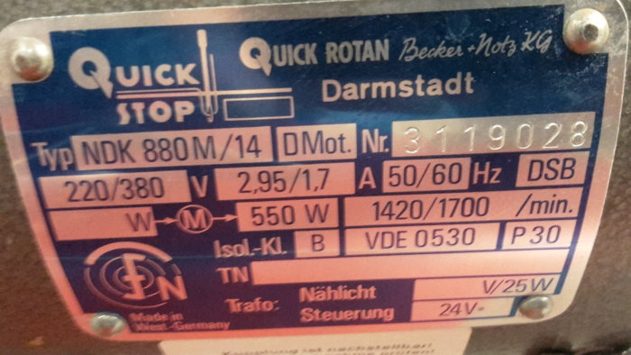 Maskintypskylt från Quick Rotan Becker med tekniska specifikationer, 550W, 220/380V, Made in West Germany.