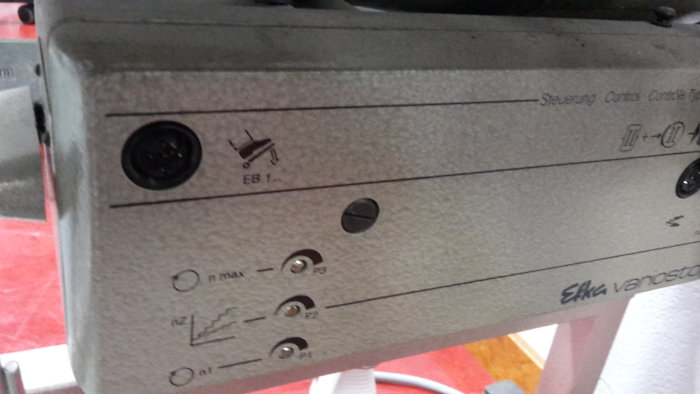 Närbild av en apparats panel med olika kontroller och skylten "Elektra varnostroj".