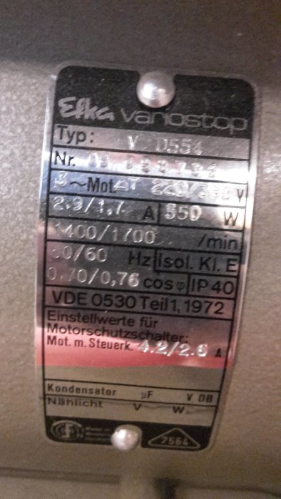 Typskylt på en motor med tekniska specifikationer, märkt "Eka VarioStop".