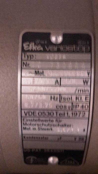 Typskylt på maskin med tekniska specifikationer.