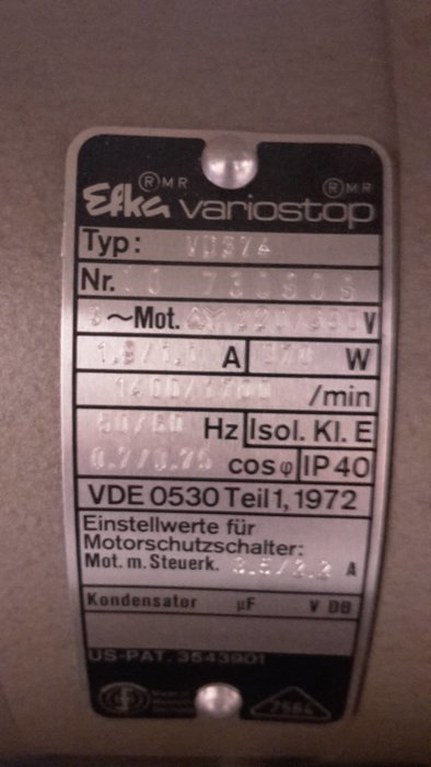 Typskylt på en motor med tekniska specifikationer som visar modell, spänning, ström och frekvens.