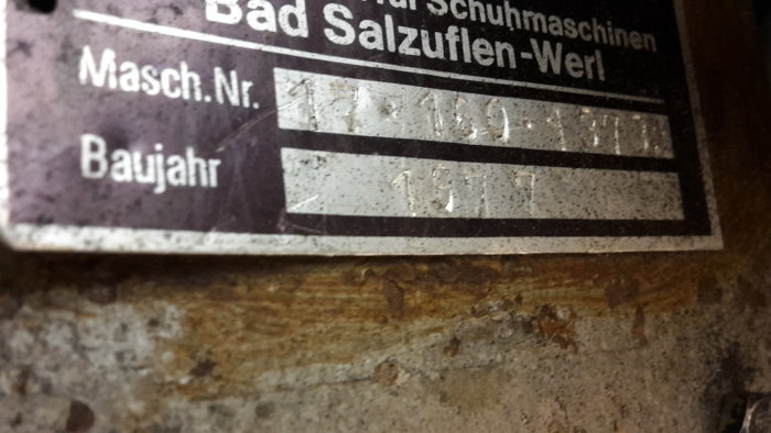 Närbild på en maskinskylt med texten "Masch. Nr. Baujahr" och delvis suddiga siffror.