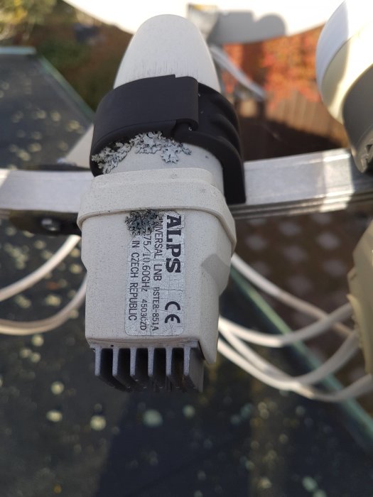 Universal LNB med flera utgångar för satellitmottagning, täckt av rimfrost.