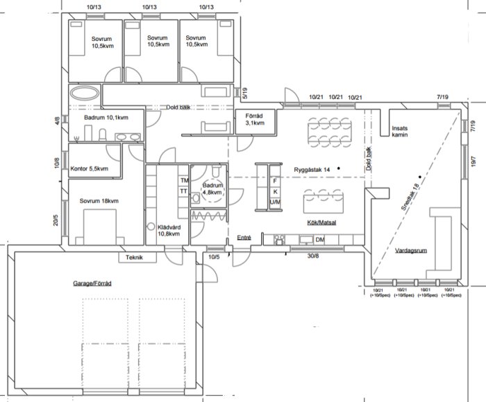 Planritning av ett hus med ändringar, inklusive sovrum, badrum, kök, vardagsrum och teknikrum.