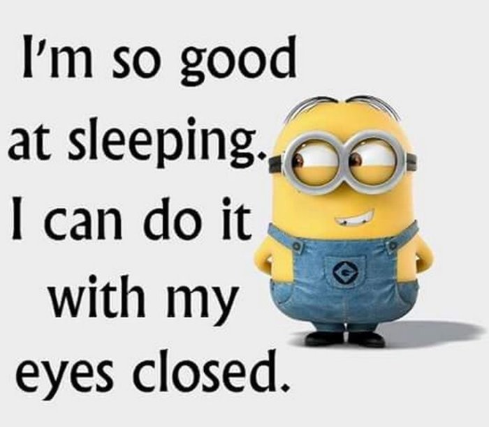 Gul Minion-figur med glasögon och text: "I'm so good at sleeping. I can do it with my eyes closed.