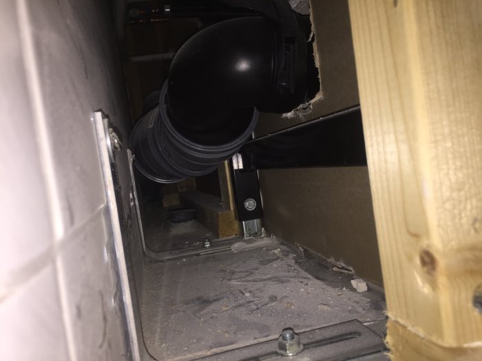 Svårtydd bild av ett ventilationssystem under renovering i ett mörkt utrymme.