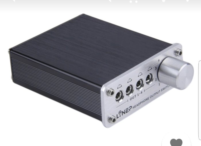 Svart audio switcher med 4 3.5mm ingångar, 4 utgångar och vred, storlek av ett cigarettpaket.