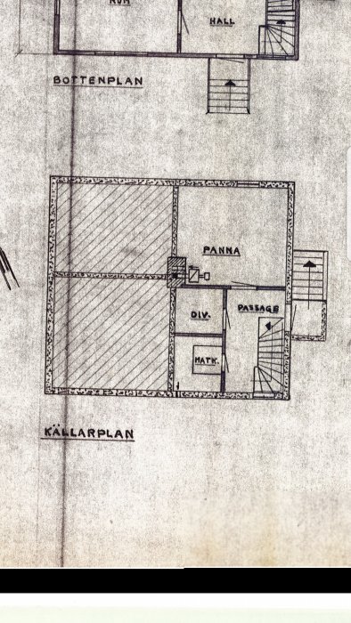 Ritning av ett källarplan med oanvänt utrymme på vänster sida, indikeras med skraffering.