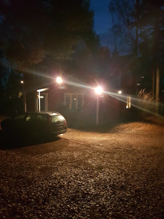 Upplyst uppfart och byggnad med flera 150w strålkastare i mörkret.