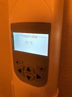 Digital termostat visar en temperatur på 25 grader Celsius.