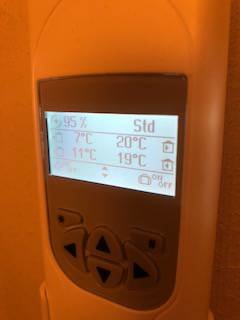 Display för ventilationssystem som visar 95% luftfuktighet och temperaturer på 20°C och 19°C.