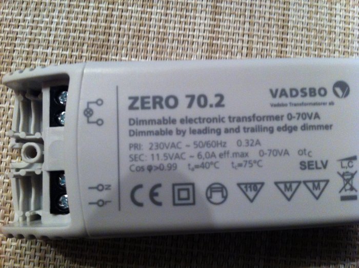 Elektrisk transformator från Vadsbo, dimbar, modell ZERO 70.2, på en vävd yta.