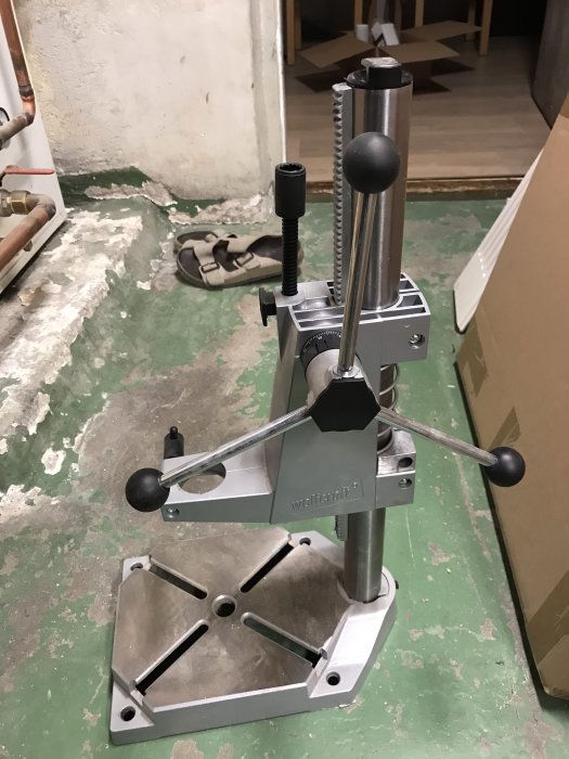 Wolfcraft borrstativ till salu för 800kr, placerat på ett byggnadsgolv, ej för frakt, avhämtning i Stockholm.