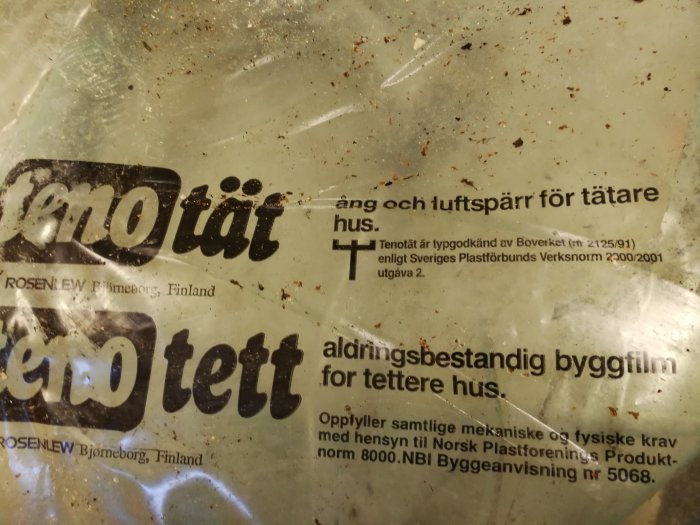 Närbild på en rulle med ång- och luftspärrsfolie för byggnader, med text och certifiering.