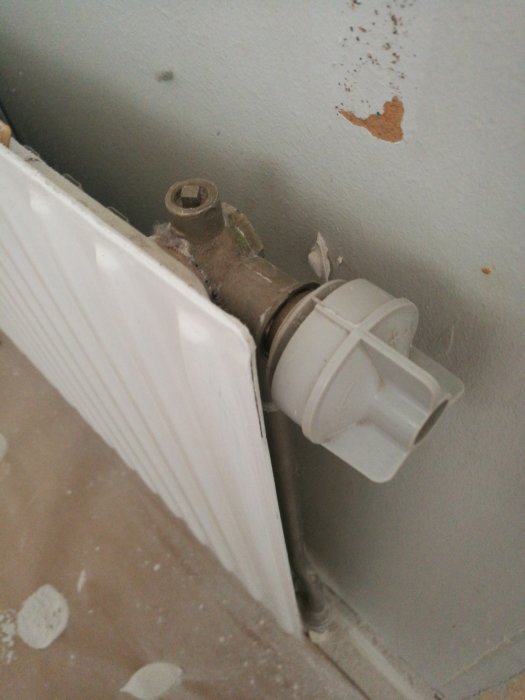 Vit termostatventil på ett vattenburet element med fråga om avstängning av vatten.